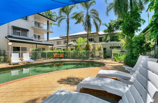 Cairns Reef Apartments & Motel