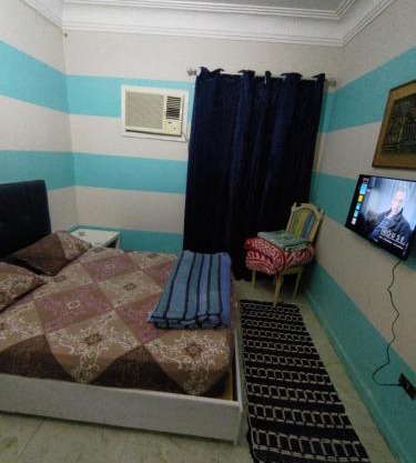 Cairo Gem budget room with AC and smart TV, 12minutes from the airport please only book through booking we can't offer booking outside the app, please contact us via phone number provided after confirming your booking, so we can check you in, thanks