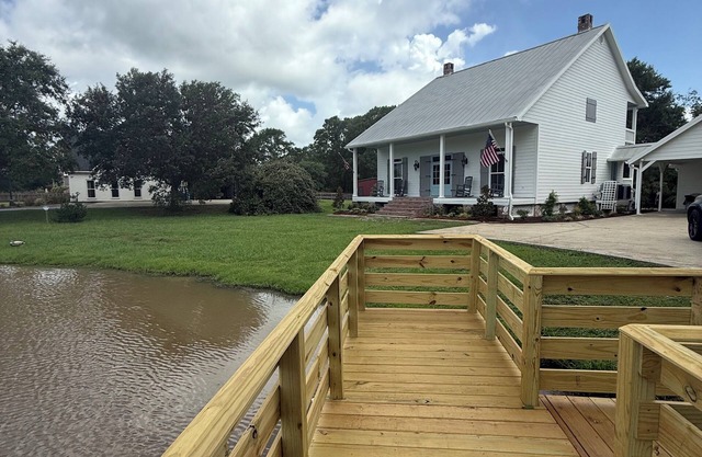 Cajun Waterfront Farmhouse Sleeps 11