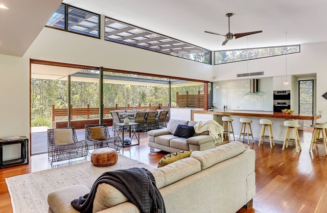 Casa de diseño contemporáneo, tranquila en superficie privada con piscina de hidromasaje
