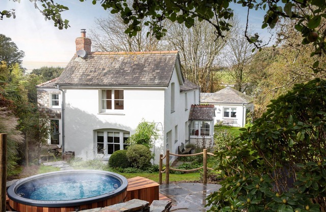 Calenick - a house that sleeps 6 guests in 3 bedrooms