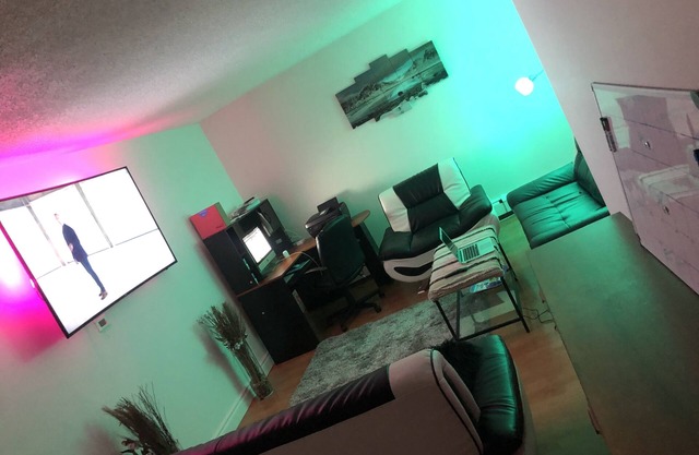 CALGARY DOWNTOWN SMART HOME FOR SHORT STAY