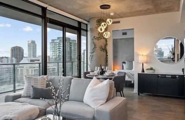 Calgary Tower View | King Bed |AC | Gym | 2BR