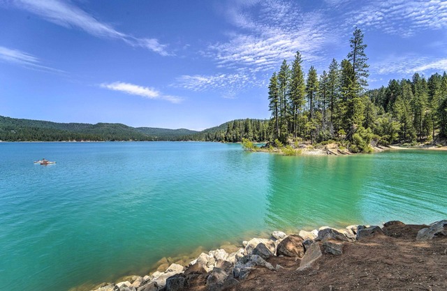 California Cottage w/ Kayaks & Deck, Walk to Lake!