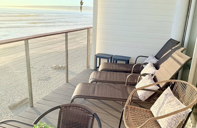 California Dreamin'-BEACHFRONT 3BR 2.5BA 3-Level Townhome w/Direct Beach Access!
