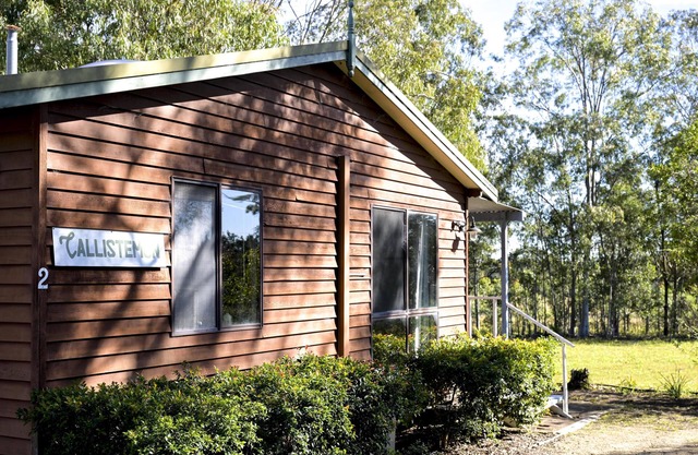 Callistemon Cabin 2 - 2 bedroom with 1 x queen and 2 x singles + sofa bed
