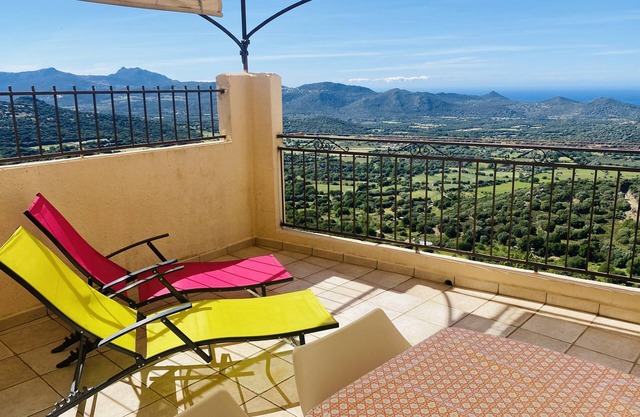 Calma y autenticidad con una vista panorámica en el corazón de un pueblo corso