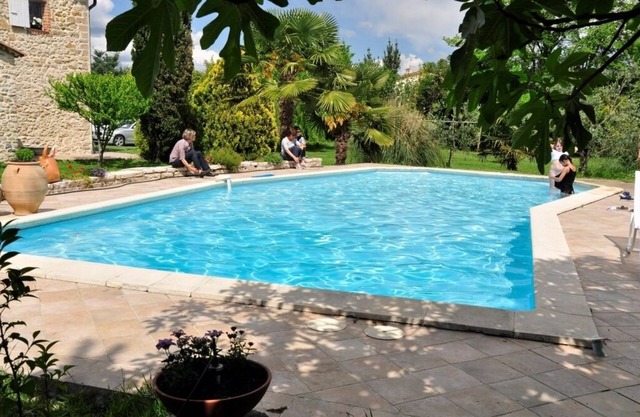 En el verde, en la paz, cerca del centro, un viejo gusano de seda cómodo para 4