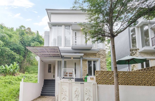 Calma Edelweiss Villa Lawang Malang