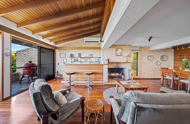 Caloundra Retro Beach House in Front of Ocean