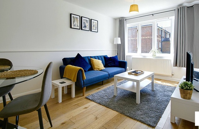 Camberley Comfy 3 Bedroom - Next to Hospital W/parking