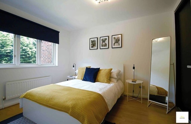 Camberley/ Sleeps 8 / Next to Hospital w/ Parking
