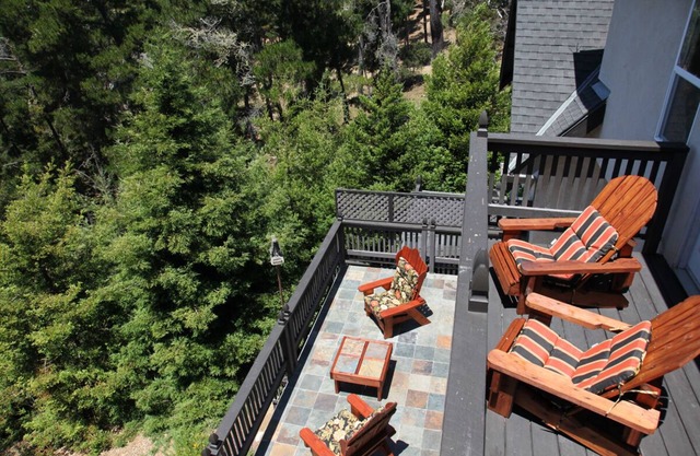 Cambria Ocean View Tudor en Reserva Forestal