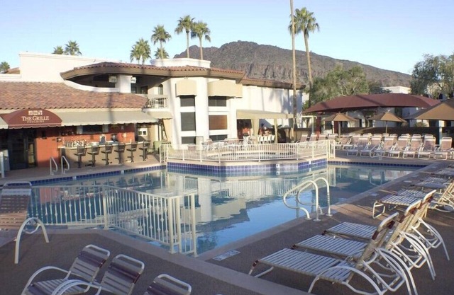 Camelback 2BR Stylish Condo with Outdoor Fireplace