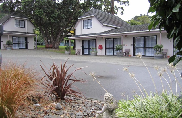 Camellia Court Motel