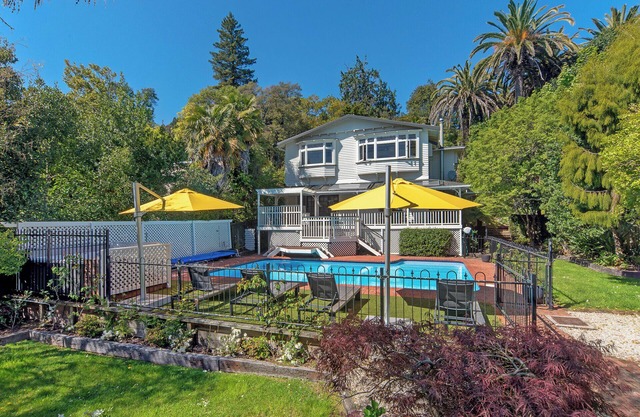 Camellia House - Swimming Pool, Spa Pool, Walk to City!