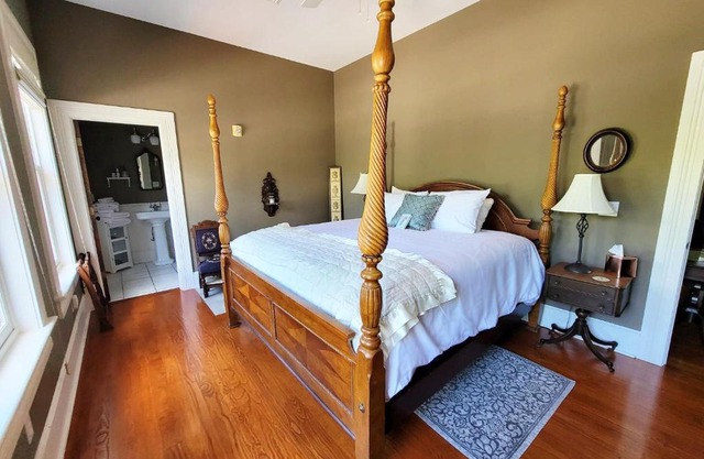 Camellia Rose Inn- King Room