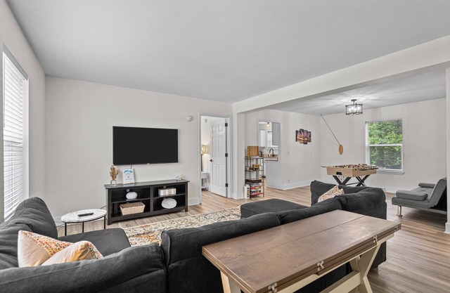 Camelot Cottage - Pet friendly, 7 mins to Wrightsville Beach, UNCW & More!