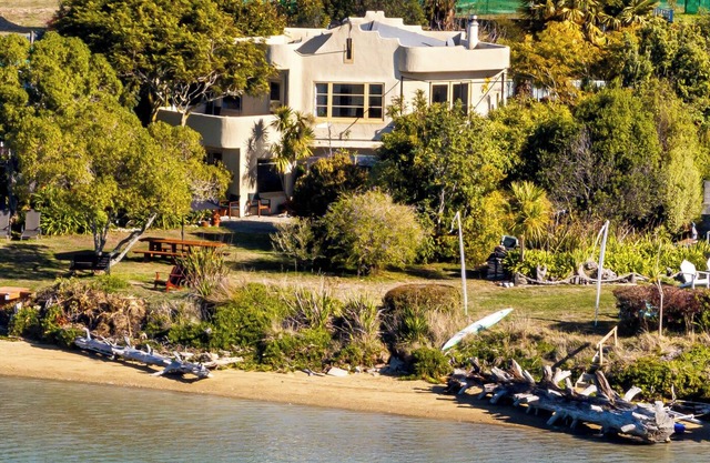 Camelot Island Retreat / 4-bedroom house at peaceful Best Island waterfront.