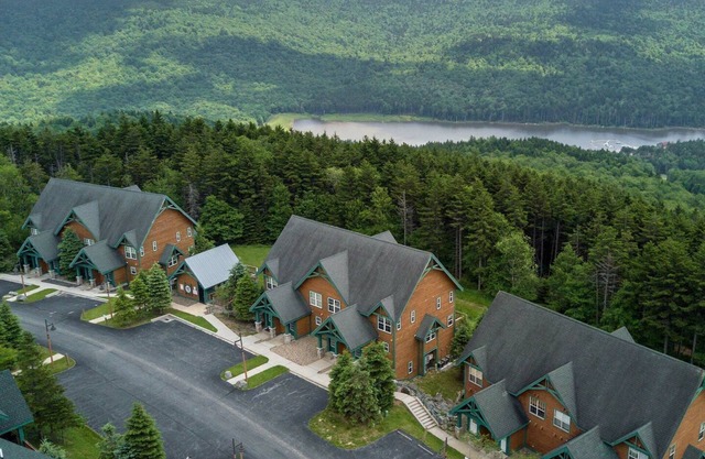 2 DORMITORIOS, 2. 5 BAÑOS: Ski In / Ski Out. Chimenea de gas. Camp 4 Hot Tub. Dormitorio MASTER: Pillowtop Que