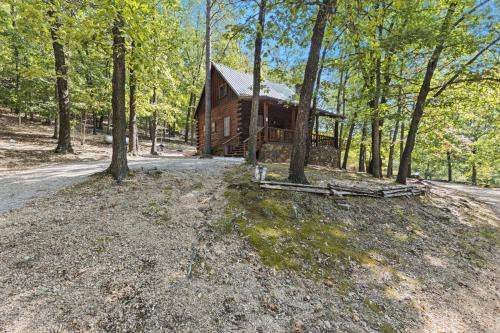 Camp Allswell - Cozy Loft Cabin Getaway - Fireplace