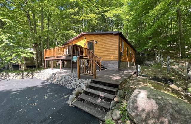 Camp Bear Path - Cozy Cabin on Hollywood Hills Road with Lake Access