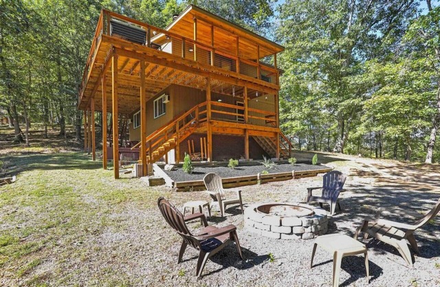 Camp Dancing Bears -riverfront, wifi, fire pit, fireplace, grill, king