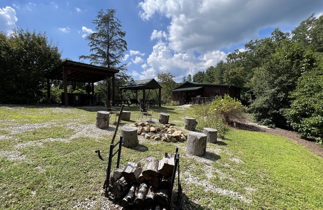 Camp Hideaway Hemlock Haven Cabin en Lake James NC