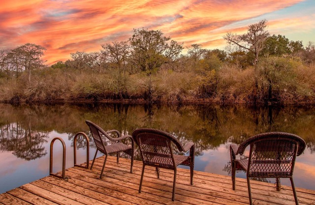 Camp Manatee – Santa Fe River Getaway with Dock