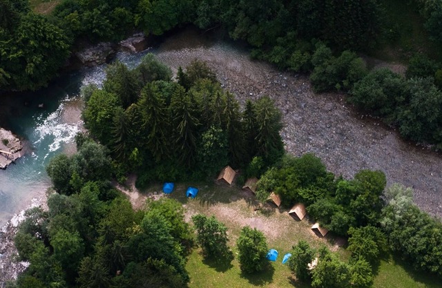 Camp NaturPlac - Camping junto al río alpino en Kamnik-Savinja Alpes