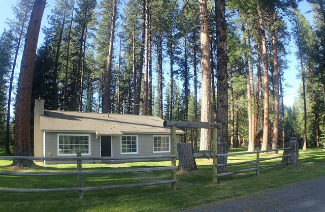 Camp Sherman streamside escapar
