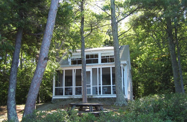 Clásico y antiguo campamento frente al mar en el lago Winnipesaukee, NH