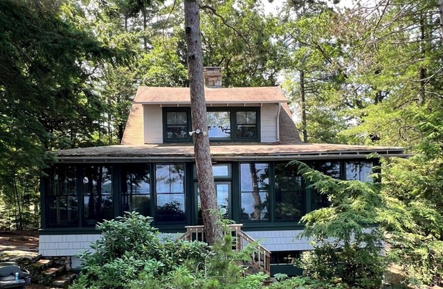 Waterfront Stone Camp con hermoso lago y el monte. Puntos de vista