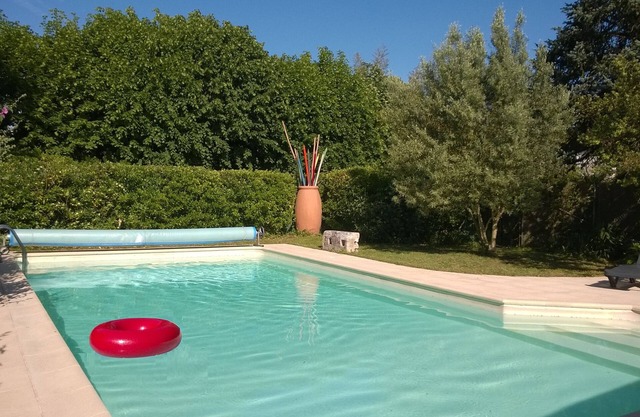 CAMPAÑA EN LA CIUDAD. Piscina privada climatizada. En el borde de Charente en Saintes.