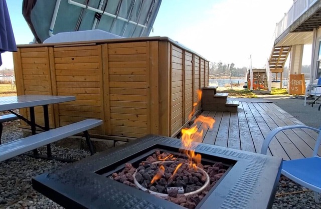 Lakefront Firepit, kayaks, piscina de natación spa jacuzzi bañera de hidromasaje, parrilla. voleibol