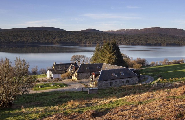 CAMPBELL, pet friendly, character holiday cottage in Kinloch Rannoch