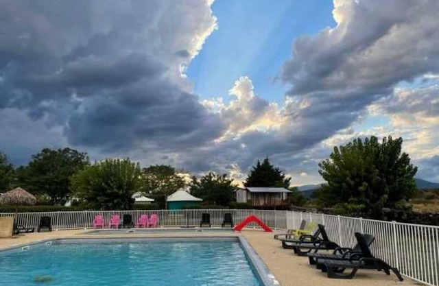 Camping 3 étoiles - Piscine - eeeehe