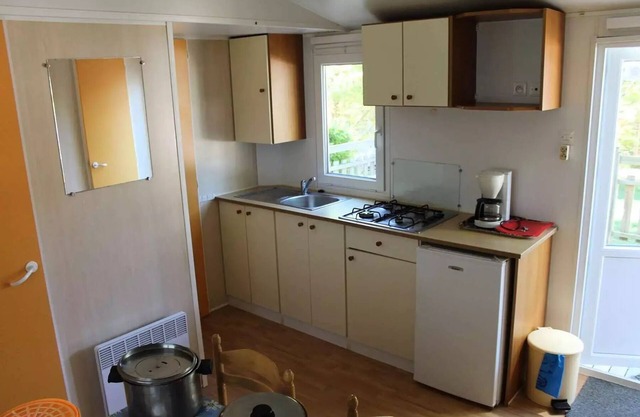 Camping de la Grande Prade *** - Mobile residence comfort Acacias 4 people with semi-covered wooden terrace 18 m2 4 people