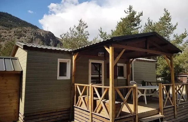 Camping-Caravaneige l'Iscle de Prelles *** - Chalet Grand Confort Type KAITI 830 - 33 m2 / 2 bedrooms - Covered terrace 15 m2 6 people
