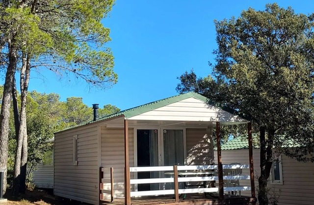 Camping Le Pinada *** - Mobil Home LOUISIANE - 2 bedrooms - 22m2 4 to 5 people - 4 pers. included in the tariff