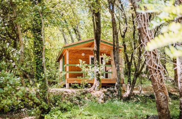 Camping Sunêlia La Clémentine **** - Chalet Confort 18m² - Cuisine d'été - Terrasse couverte 10m² 5 personnes