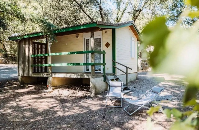 Camping Sunêlia La Clémentine **** - Chalet Confort 20m² - 1 chambre - Terrasse couverte 10m² 5 personnes
