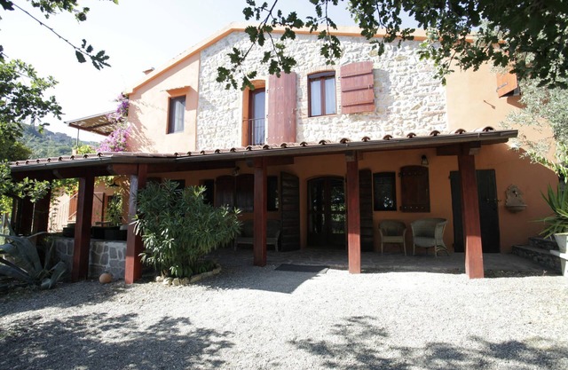 Muy acogedor, casa de piedra antigua con piscina para relajarse y descansar