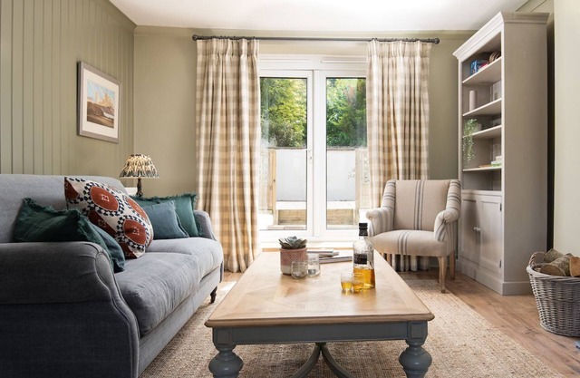 CAMPSIE COTTAGE - sleeps 4 guests in 2 bedrooms