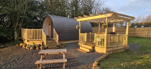 Campsie Luxury Pods with hot tub