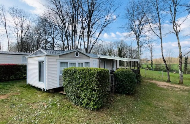 Campsite Flower Les Nauves*** - Mobil Home Confort 3 rooms 4 people semi-covered terrace
