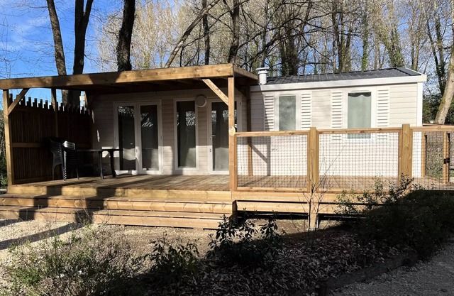 Campsite Flower Les Berges de la Dordogne *** - Comfort Mobile Home 32m² Malaga - 3 bedrooms + Covered terrace, air conditioning, TV, dishwasher 6 people
