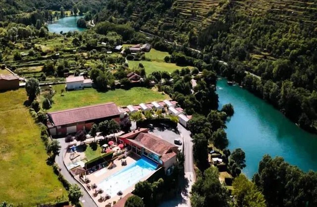 Campsite La Cascade * - House-Chalet 30-35m² - n°208 4 people. TV washing machine deckchair (July and August: Friday/Friday) 4 people