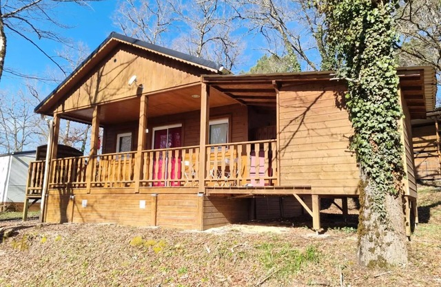 Campsite LA GARENNE *** - 15 Chalet Les Pivoines 40m2 + TV + Covered terrace+ Dishwasher 5 people