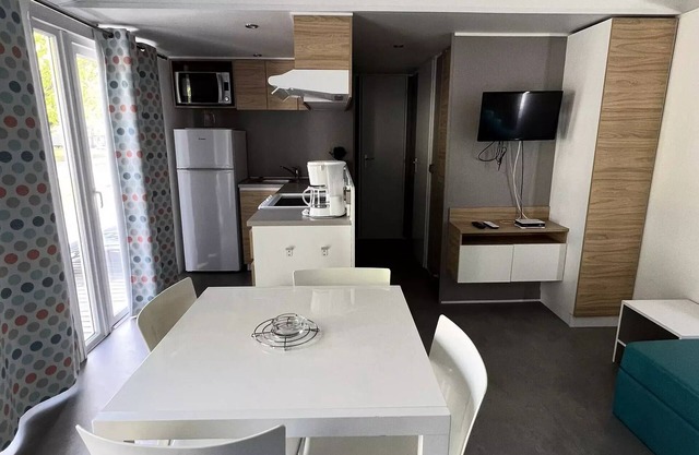 Campsite La Pointe du Médoc**** - Mobile home Comfort 4 rooms 6 people - TV